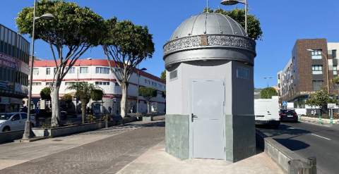 El baño público sin conexión en la Avenida del Cabildo de Telde