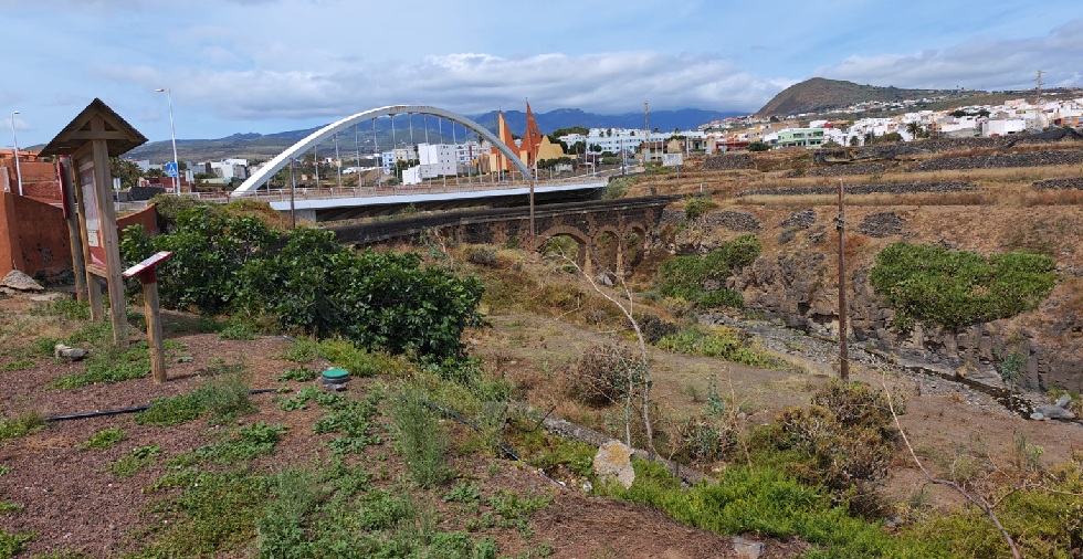 Riachuelo de aguas negras en Barranco Telde Puente Las Longueras. Foto areyes