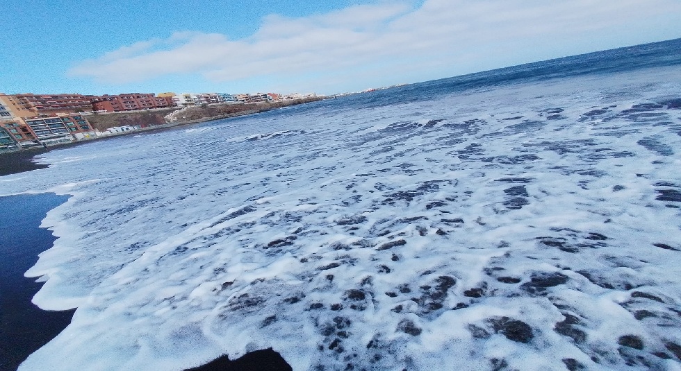 Unas aguas fecales fantasma cierran Playa El Burrero