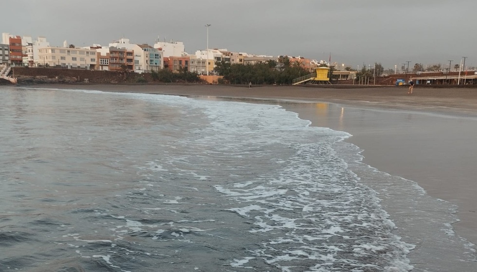Playa Melenara con espuma. Foto areyes