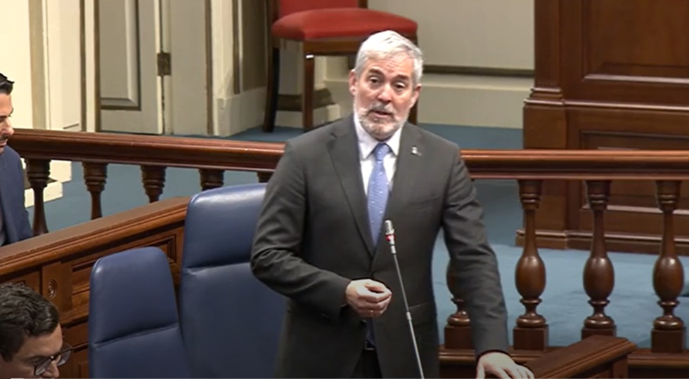 Tensión y frentes abiertos en el Parlamento de Canarias