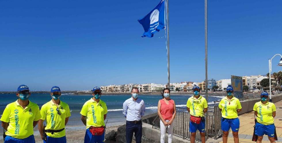 El Alcalde de Ag&uuml;imes Oscar Hdez y la Concejal Juani Martel con Bandera Azul en Arinaga