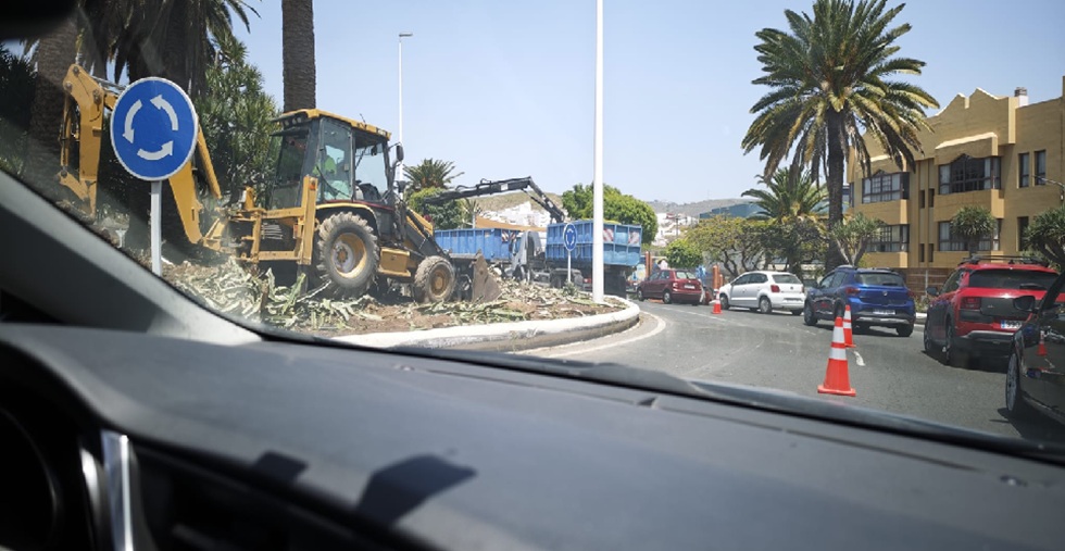 Tractores y gruas contra cardones en Rotonda El Roque. Foto JAlonso