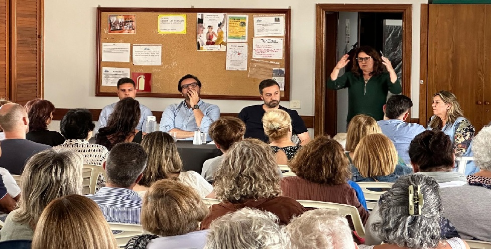 Julio 2024, el alcalde con 100 vecinos de la AV Las Olas  por las chabolas