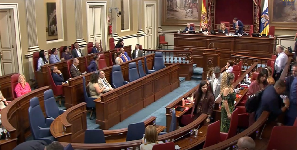 Peligroso plant&oacute;n del PSOE y NC al Pleno del Parlamento