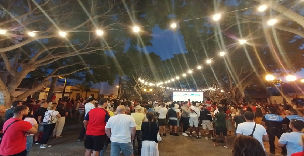 Parque Le&oacute;n y J&oacute;ven viendo el Mundial. Fojo Jalonso