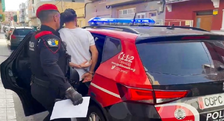 Imagen del Cuerpo Gral Polic&iacute;a Canaria deteniendo. Foto Gob.Can