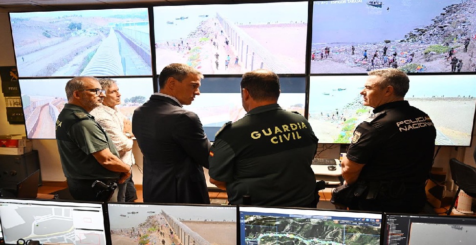 Pedro S&aacute;nchez en el control de frontera de Ceuta. Foto de La Moncloa.