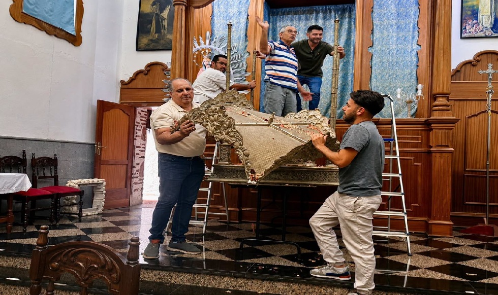 El concejal Juan Martel y otros preparando el Trono de la Virgen