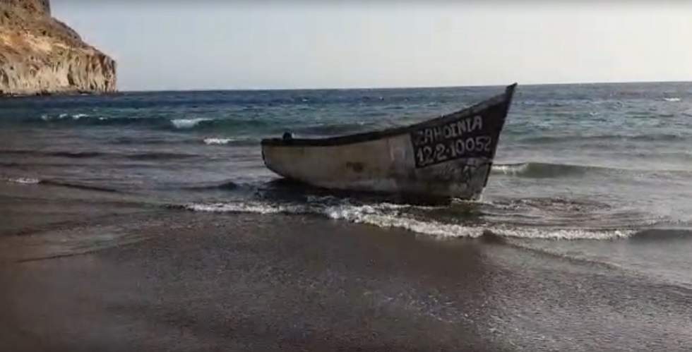 Playa de Tasarte con patera Zahoidia