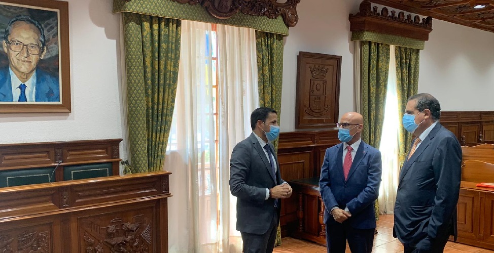 Héctor Suárez en el Salón de Plenos con el Diputado del Común y su Adjunto