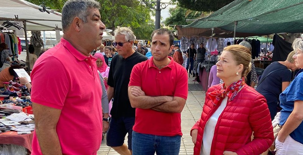 Angel Sabroso y Pepa Luzardo en imagen de archivo visitando mercadillos