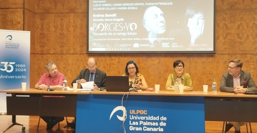 Profesora Carmen Márquez (ULPGC) presidiendo Diálogos entre Bambalinas"