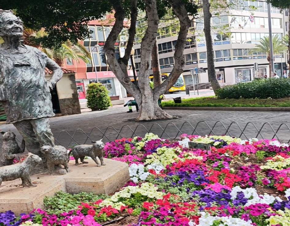 Escultura de Lolita Pluma y sus gatos en Parque Santa Catalina. Foto JMoreno