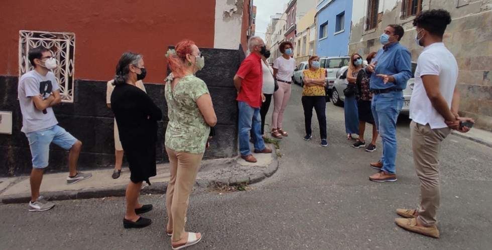 Francis Candil y David Suárez con asamblea vecinal en calle Leon Roch (LPGC)
