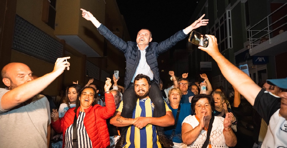 Teo Sosa (Alcalde de Gáldar) a hombros tras victoria en 2023. Foto Archivo BNR