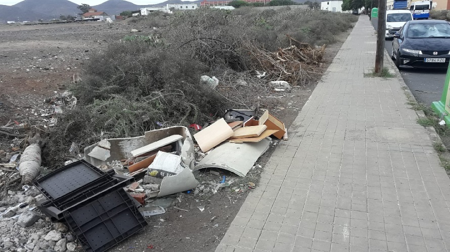 Un año con amianto al lado de colegio y cementerio de Telde (Foto Fco Sosa)